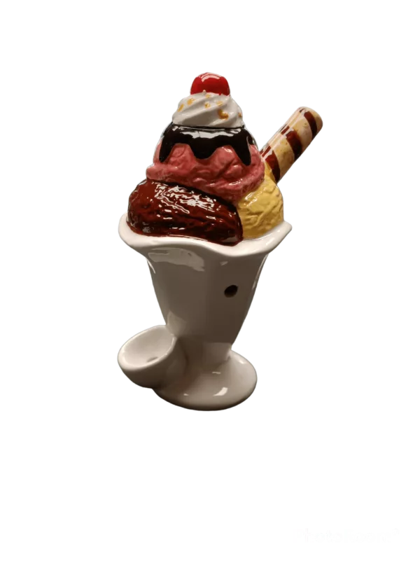 Indulge in a sweet, creamy ice cream sundae pipe with caramel, chocolate, and strawberry flavors. Whipped cream topping and bowl design for a unique smoking experience.