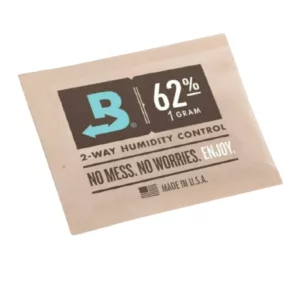 Small brown paper packet with 2 / 2 written in white.未知内容的62% 8g Boveda包装。
