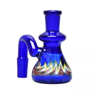 Glass beaker pipe with抽象图案，配有虹吸管和防溅盘。底部有少量冷凝物。连接到一个Pulsar品牌标志的透明软管。