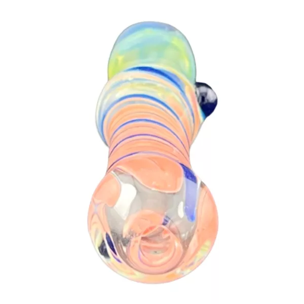 透明玻璃烟斗，螺旋设计由蓝、绿、橙等颜色组成，底部小圆，颈部长而弯曲，螺旋设计缠绕在烟斗上，形成漩涡效果。背景为白色。